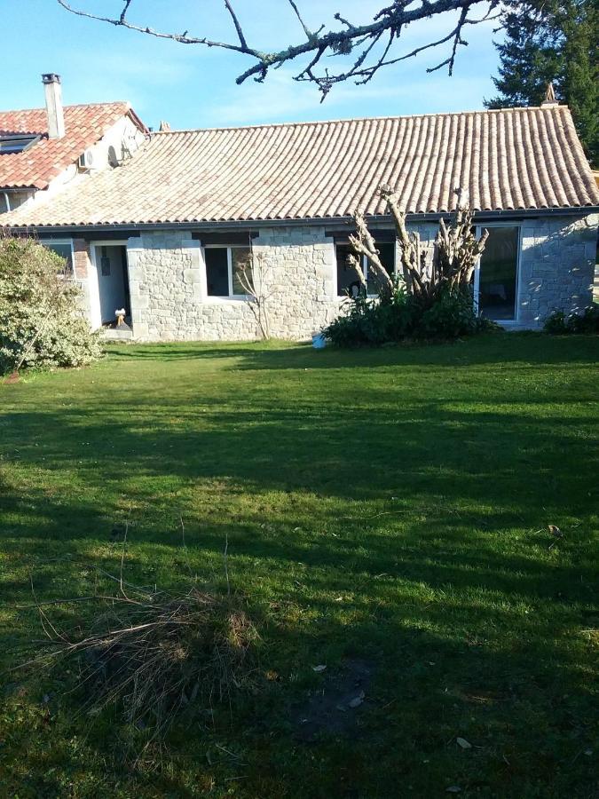 Villa Charmante A Bosset Avec Piscine Partagee Exterior photo
